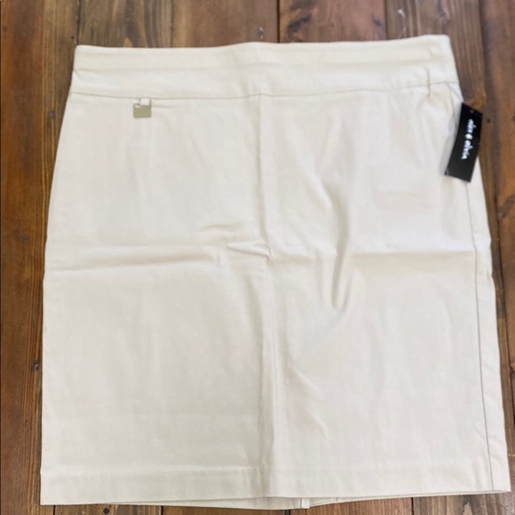 Elegant Beige Skirt - Picture 1 of 10